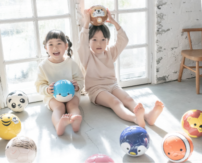 FOOTBALL ZOOのボールで遊ぶ子ども